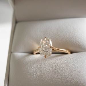 Bague de fiançailles solitaire à taille coussin allongée de 2,00 carats, VS1, en or jaune 14K, créée en laboratoire CVD, bijoux fins vintage - Product Image 2