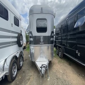 New Design Luxury & Living Quarters Horse Floats (3+ Horse Capacity 500KG Max Payload 3145x1930x2155mm) For Sale - Product Image 1