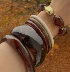 Bracelets en résine de haute qualité pour femmes, durables, légers, finition lisse, imperméables, personnalisables, accessoire de mode pour un usage à long terme - Product Image 2