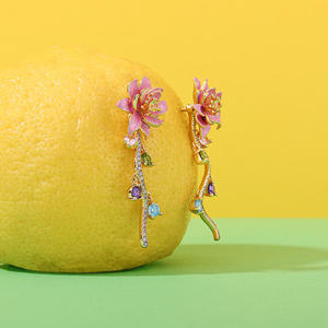 ต่างหูเงินแท้ทรงหยดน้ำประดับดอกบัว Jeulia Natural Beauty - Product Image 6