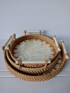 Juego de ACCESORIOS DE COCINA 3 bandejas para servir de ratán redondas con asas de madera y fondo de nácar - Product Image 4