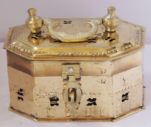 Magnífico, muy con un acabado plateado, decorado con finos trabajos de filigrana en la tapa y pies decorativos adornados. - Product Image 4