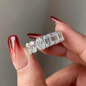 Alliance de mariage éternelle en or blanc 14K/18K avec émeraude et diamant ovale de laboratoire cultivé Provence Gem EF VS2+ 5x7MM - Product Image 1