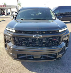 Chevrolet Traverse RS FWD 2024 d'occasion en excellent état, conduite à gauche, automatique, pneus R20, sièges en cuir, 7 places, toit ouvrant, intérieur sombre - Product Image 1