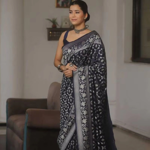 Vente en gros de saris festifs en soie Banarasi opulents avec tissage Zari complexe vêtements ethniques de qualité supérieure pour les célébrations et les mariages - Product Image 1