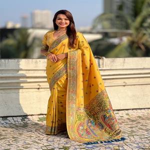 VASTRA COTTAGE Sari de seda suave Meenakari Baluchari con motivos florales, borde Pallu tejido con Zari de lujo y blusa Meenakari de brocado - Product Image 3