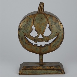 Elegante linterna de calabaza de aluminio, pulida a mano con arte de pátina, que irradia una calidez brillante en un Halloween refinado - Product Image 3