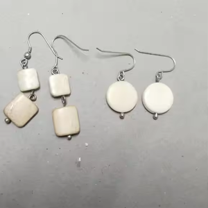 Boucles d'oreilles en perles d'os natif noir et blanc de différentes formes et tailles par Crescent Crafts - Product Image 3