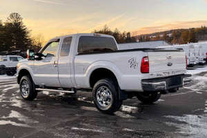 Ford F-250 Super Duty 4x4 XLT 4dr SuperCab 6.8 Pickup 2016 con Asientos de Cuero, Cámara Trasera, Volante a la Izquierda, Techo Solar LED y Pantalla Táctil de 8 Pulgadas - Product Image 2