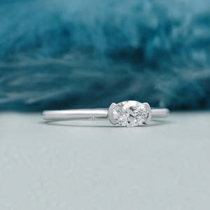 Bague de fiançailles ovale en or blanc certifiée IGI East West avec diamant - Product Image 2