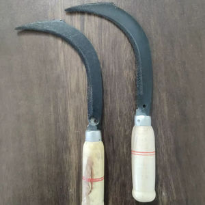 Faucille de jardin en acier à dents de fer avec manche en bois, lame de 11 pouces, zinguée et oxyde noir, longueur du manche de 10,5 cm - Vente flash - Product Image 1