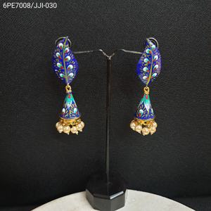 Pendientes Jhumki pintados a mano azules Joyas de fiesta hechas de aleación de zinc - Product Image 3