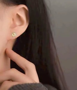 Boucles d'oreilles clous pour femmes en or jaune 10 carats authentique, style vintage fait main, design rose, sertissage en bézel, bijoux pour mariage, cadeau - Product Image 2