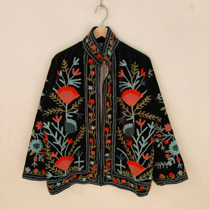 Chaqueta Bordada Suzani de Terciopelo Negro, Chaqueta Corta Étnica Boho Floral Hecha a Mano, Ropa de Festival, Chaqueta Bordada Suzani de Terciopelo - Product Image 1