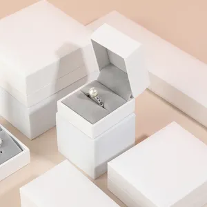 WEIMEI luxuoso um conjunto de embalagens de joias em couro PU branco caixa de anel logotipo oem caixa de joias para anel colar brinco