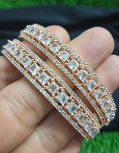 BRAZALETE DE ESTILO CLÁSICO DE DIAMANTE AMERICANO Y BRAZALETE CHAPADO EN PLATA TRADICIONAL Y DE MODA Y CIRCONITAS CÚBICAS PARA MUJERES Y NIÑAS - Product Image 1