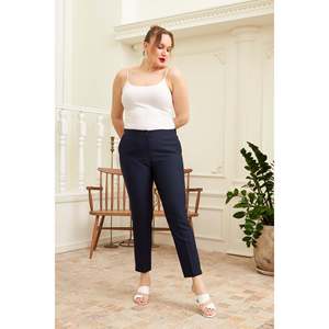 Pantalon en tissu bleu marine grande taille avec taille élastique et détail fendu à l'ourlet - Product Image 5