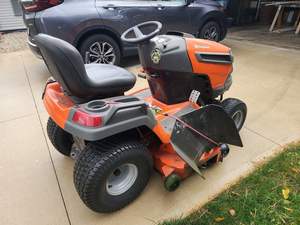 Tondeuse à gazon Husqvarna YTH24V48LS 2009, tondeuse rotative avec système audio haut de gamme, livraison rapide et satisfaction garantie - Product Image 3