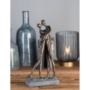 Sculptures de figurines de couple en métal qui s'embrassent racontent une histoire d'amour silencieuse à travers les courbes, les angles et l'expression artistique - Product Image 6