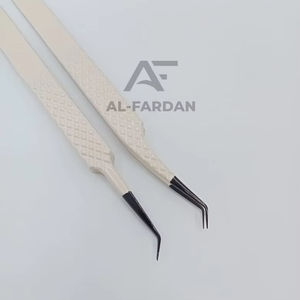 Pince à cils professionnelle à 45 degrés pointue avec logo personnalisé pointe noire couleur crème pince à épiler d'extension de cils d'isolement - Product Image 1