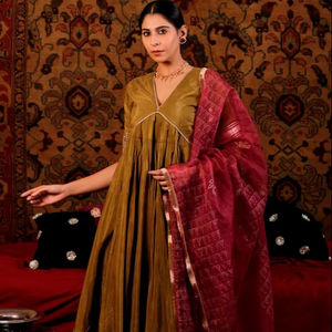 Belle robe Anarkali ethnique vert olive pour femmes indiennes Designer Rakhshabandan avec contraste Dupatta pour les occasions de fête - Product Image 1