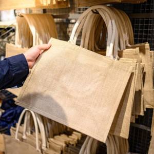 Wholesale Hot Sale New Style Eco Recycle Natural Foldable Reusable Jute Fashion Bag Jute Burlap Bag <b>Printing</b> with logo - Product Image 6