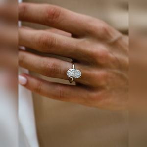 Anillo de Compromiso Solitario Clásico con Diamante Ovalado, Acabado en Oro de 10K, 14K, 18K, Plata y Platino para Fiesta Nupcial - Product Image 1