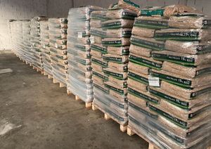 ENplus A1 Certificado 6mm Pellets de madera de pino y roble de primera calidad Combustible de Calefacción Eficiente en bolsas para el hogar y la industria - Product Image 3