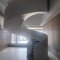 Gebogene Bogen-Treppe mit Stahlgeländer, Innentreppe mit Metallgeländer, Massivholzstufen aus Eiche, Weiße Wendeltreppe mit Glas- und Marmorstufen
