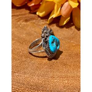Anillo Navajo Hecho a Mano con Turquesa Kingman y Plata de Ley, Joyería Cultural Coleccionable, Talla 5.5 - Product Image 2