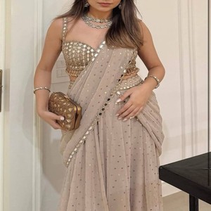 VASTRA COTTAGE Lehenga Saree de Diseño en Falsa Georgette con Bordado de Hilo y Lentejuelas, Listo para Usar, Choli Elegante con Latkan Bordado - Product Image 4