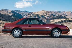 Ford Mustang GT de 1985 Usado, 12400 Millas, Transmisión Manual de 5 Velocidades, Motor V8 de 5.0 Litros, Techo Descapotable, Mayormente sin Modificaciones - Product Image 2