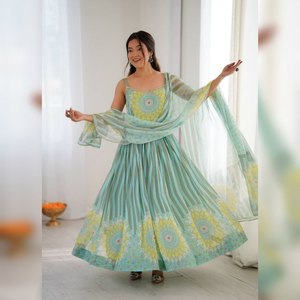 Lujoso Salwar Kameez Kalikut Anarkali en suave georgette con un gran estilo complementado por una elegante dupatta de organza para fiestas. - Product Image 1