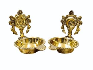 Festivals en laiton Kamakshi Shankh Chakra Diya ensemble de 2 Golden Shankhu Chakra Namam Deepam Diya pour Pooja Diwali Antique Puja Aarti - Product Image 4