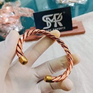 Bracelet en cuivre à motif de corde torsadée, ajustable, manchette ouverte, fait main, finition polie avec embouts en laiton, traditionnel, léger - Product Image 2