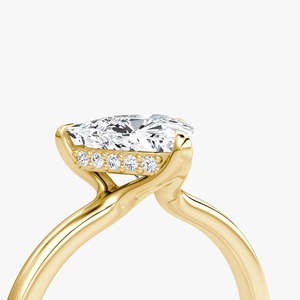 Anillo de compromiso solitario de moissanita de corte trillón flotante de lujo con halo oculto brillante de oro amarillo radiante de primera calidad - Product Image 2