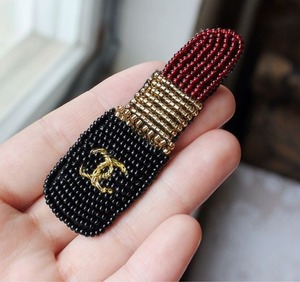Porte-clés à breloque avec logo d'équipe personnalisé, fait main, en tissu perlé, avec étoiles rouges et jaunes, couleurs vives et audacieuses, perles de qualité supérieure, brillance premium - Product Image 1