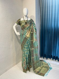Este elegante Sari para fiesta está hecho de seda suave con diseño de rangkat y favorece tu figura con este sari indooccidental para mujer. - Product Image 2