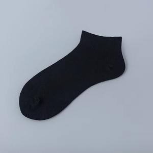 Chaussettes de sport en coton pour hommes sur mesure en gros, respirantes, fines, antidérapantes, absorbant la transpiration, fabricant de chaussettes d'été - Product Image 2