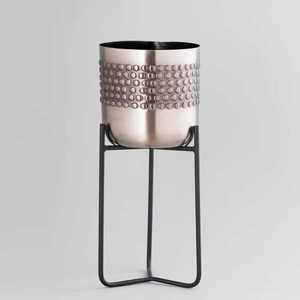 Pot de fleur décoratif fait à la main en rotin élégant avec support en métal doré parfait pour la décoration de plantes de sol de maison et de jardin - Product Image 5