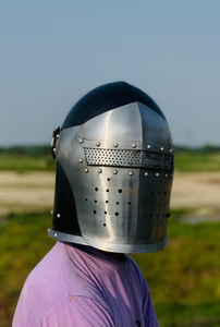 Casco de Armadura Metálica Hecho a Mano de Diseño Moderno para Guerreros de Fantasía con Diseño Artístico y Estructura Duradera de Alta Resistencia - Product Image 5