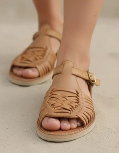 Sandales plates tressées couleur tan à bout ouvert avec bride à boucle, légères, respirantes, tendance mode, décontractées, chaussures d'été à enfiler - Product Image 4
