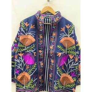 Chaqueta de Algodón Tipo Waffle Bordada a Mano para la Colección Indigo Festival de Primavera - Product Image 1