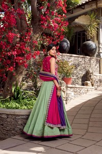 Colección de bodas Vichitra estilo clásico: Lehenga Choli de tafetán de seda con corte en A, largo hasta el suelo, espalda descubierta y cola catedral bordada. - Product Image 4