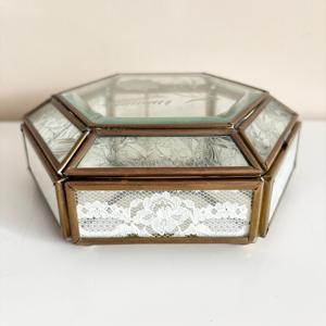 Caja de anillo de cristal con forma hexagonal de diseño estético, organizador de joyas hecho con marco de cristal y metal para compromiso de boda - Product Image 3