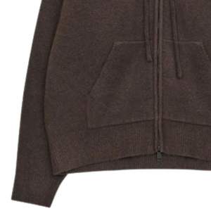 Sweat à capuche zippé en tricot marron avec emblème – Vêtement décontracté et confortable pour hommes et femmes – Sweat à capuche zippé élégant avec logo pour un confort quotidien - Product Image 3
