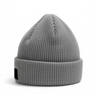 Vente en gros de bonnets pour hommes en gris avec logo personnalisé pour l'hiver, bonnets de style streetwear pour hommes, style tricoté confortable en jacquard - Product Image 3