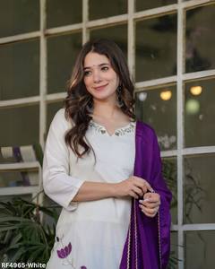 Conjunto elegante de traje de rayón Con parte inferior a juego de Kurti bordado floral y Ropa Étnica cosida de tres piezas dupatta en contraste - Product Image 4