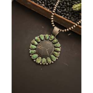 Pendentif en grappe serti clos Timothy Yazzie, turquoise mélangée et argent sterling, technologie d'incrustation - Product Image 3