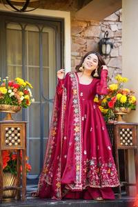 Vestido de seda de diseñador con lentejuelas ricas y bordado Zari, conjunto de vestido para fiestas festivas y bodas - Product Image 3